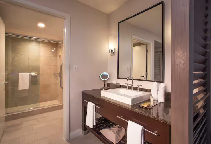 guest-bathroom-hollywood-doubletree